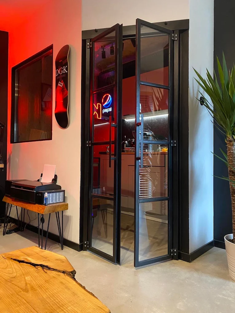 Podwójne drzwi loftowe przeszklone ze szprosami – nowoczesna zabudowa wnętrz Loft Steel Tarnów