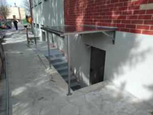 Nowoczesne zadaszenie stalowe nad wejściem do piwnicy – lekka konstrukcja stalowa z pokryciem poliwęglanowym Loft Steel Tarnów