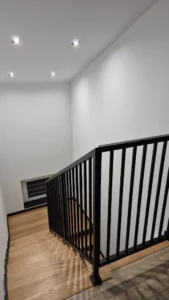 Nowoczesna balustrada schodowa z pionowych profili stalowych – czarne barierki loftowe widok z góry Loft Steel Tarnów