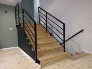 Nowoczesna balustrada schodowa loftowa z czarnych profili – schody z dębowymi stopniami Loft Steel Tarnów