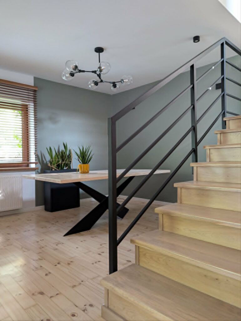 Nowoczesna balustrada schodowa z profili stalowych – czarne barierki loftowe na dębowych schodach Loft Steel Tarnów