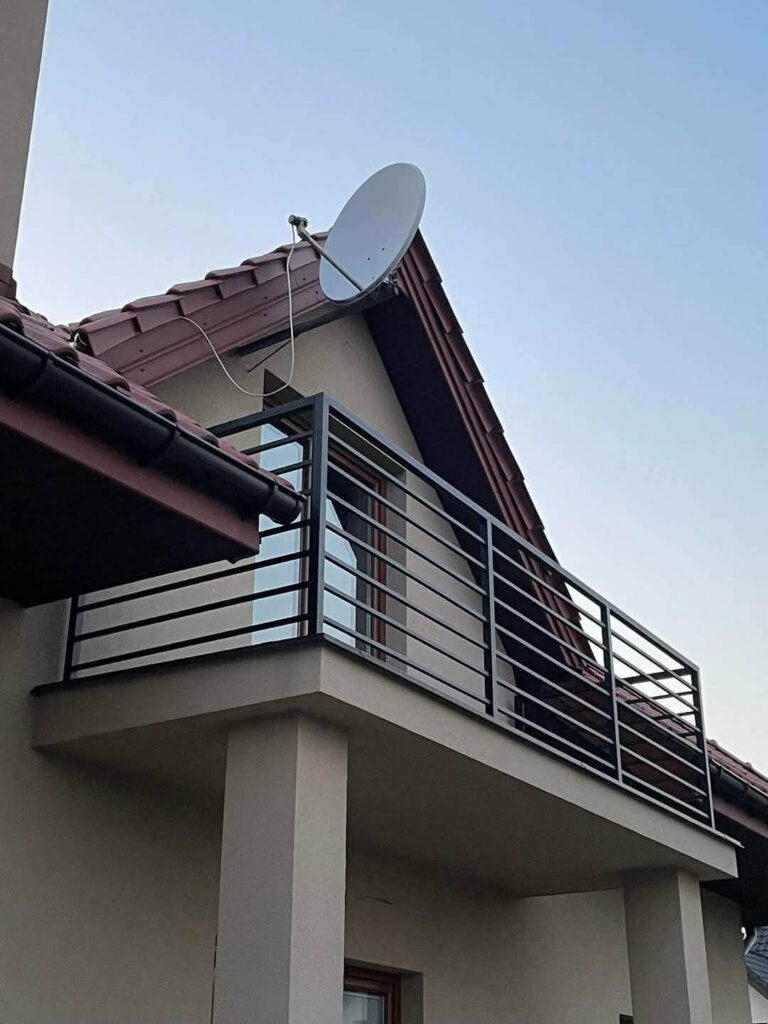 Nowoczesna balustrada balkonowa z poziomych profili stalowych – czarne barierki zewnętrzne Loft Steel Tarnów