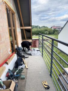 Profesjonalny montaż balustrady balkonowej z poziomych profili stalowych – ekipa montażowa Loft Steel Tarnów