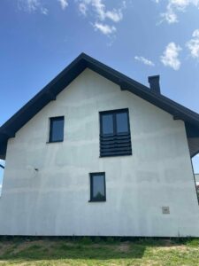 Nowoczesna balustrada francuska stalowa na oknie – czarny portfenetr z poziomych profili Loft Steel Tarnów