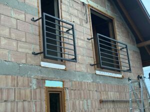 Montaż balustrad francuskich na surowej elewacji – czarne stalowe portfenetry okienne Loft Steel Tarnów