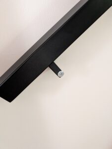 Detal montażu czarnej poręczy stalowej do ściany – nowoczesny pochwyt schodowy malowany proszkowo Loft Steel Tarnów