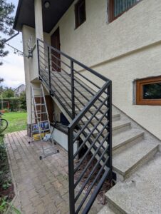 Nowoczesna balustrada schodowa zewnętrzna z profili stalowych – czarne barierki na schody wejściowe Loft Steel Tarnów