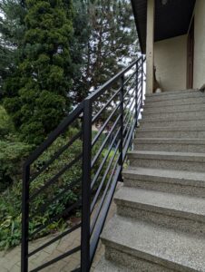 Nowoczesne schody stalowe zewnętrzne z balustradą loftową – czarna konstrukcja stalowa schodów na taras Loft Steel Tarnów