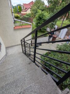 Widok z góry na schody stalowe zewnętrzne z balustradą loftową – czarne barierki schodowe na taras Loft Steel Tarnów