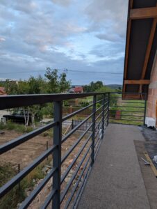 Nowoczesna balustrada balkonowa z poziomych profili stalowych – czarne barierki zewnętrzne na tarasie Loft Steel Tarnów