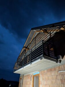 Nowoczesna balustrada balkonowa nocą – czarne barierki stalowe z poziomym wypełnieniem Loft Steel Tarnów