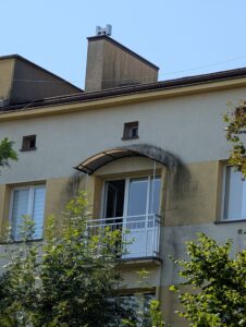 Nowoczesna czarna balustrada francuska na oknie – stalowy portfenetr z poziomymi profilami na jasnej elewacji Loft Steel Tarnów