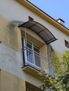 Boczny profil stalowej balustrady francuskiej – nowoczesny czarny portfenetr okienny z poziomym wypełnieniem Loft Steel Tarnów