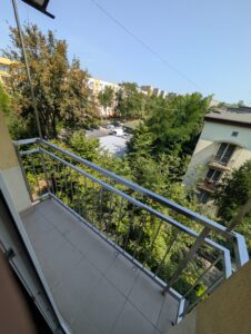 Widok z pokoju na stalową balustradę francuską – bezpieczny portfenetr z poziomym wypełnieniem Loft Steel Tarnów