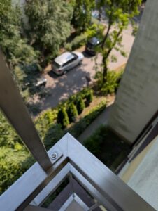 Zbliżenie na narożnik i mocowania stalowej balustrady – precyzyjne wykończenie barierek balkonowych Loft Steel Tarnów