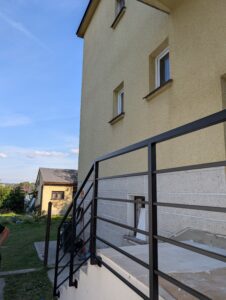 Nowoczesna balustrada schodowa zewnętrzna z czarnych profili stalowych – wytrzymałe barierki na schody wejściowe Loft Steel Tarnów