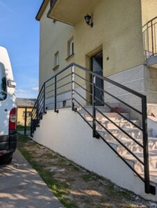 Nowoczesna czarna balustrada schodowa przy wejściu do domu – barierki stalowe z profilami poziomymi Loft Steel Tarnów