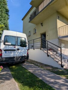 Kompleksowa realizacja balustrady schodowej zewnętrznej – czarne barierki stalowe Loft Steel Tarnów widok na elewację budynku