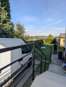 Widok z góry na czarną balustradę stalową – nowoczesne barierki schodowe zewnętrzne z profilami poziomymi Loft Steel Tarnów