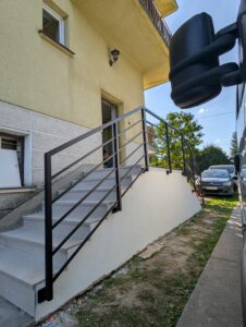 Boczny widok stalowej balustrady schodowej – nowoczesne czarne barierki zewnętrzne z poziomym wypełnieniem Loft Steel Tarnów