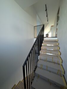 Nowoczesna czarna balustrada wewnętrzna z pionowych profili stalowych – loftowe barierki na schody betonowe Loft Steel Tarnów