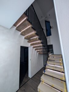 Nowoczesna czarna balustrada pionowa na schodach z podświetleniem LED – stylowe barierki lamelowe w domu Loft Steel Tarnów