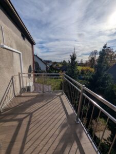 Nowoczesna balustrada balkonowa ze stali z pionowym wypełnieniem – barierki tarasowe odporne na korozję Loft Steel Tarnów