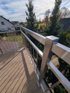 Zbliżenie na stalowy słupek i poręcz balustrady balkonowej – nowoczesne barierki tarasowe ze stali nierdzewnej Loft Steel Tarnów