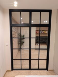 Zamknięte dwuskrzydłowe drzwi loftowe ze szklanym naświetlem – czarna ścianka działowa ze stali i szkła Loft Steel Tarnów