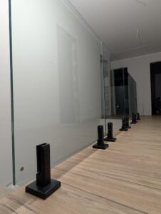 Szklana balustrada wewnętrzna na czarnych uchwytach punktowych – nowoczesne barierki całoszklane Loft Steel Tarnów