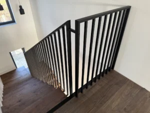 Nowoczesna balustrada schodowa wewnętrzna z czarnych pionowych profili – lamelowe barierki na schody drewniane Loft Steel Tarnów