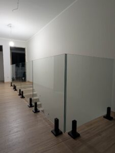 Nowoczesna balustrada całoszklana na czarnych profilach – szklane barierki schodowe wewnętrzne Loft Steel Tarnów