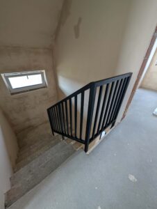 Klasyczna balustrada stalowa z pionowym wypełnieniem – montaż na schodach betonowych Loft Steel