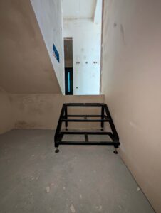 Konstrukcja stalowa schodów loftowych w trakcie montażu – Loft Steel Tarnów