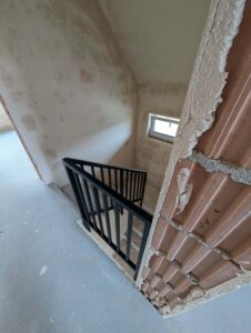 Balustrada stalowa pionowa czarna – widok z góry na montaż boczny Loft Steel