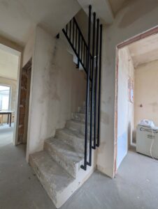 Nowoczesna balustrada pionowa typu harfa – montaż boczny do stopni schodowych Loft Steel