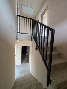 Barierka schodowa industrialna czarna - montaż konstrukcji stalowej Tarnów