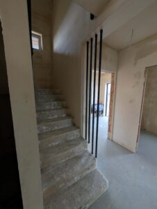 Nowoczesna balustrada pionowa ze stali typu harfa - realizacja Loft Steel